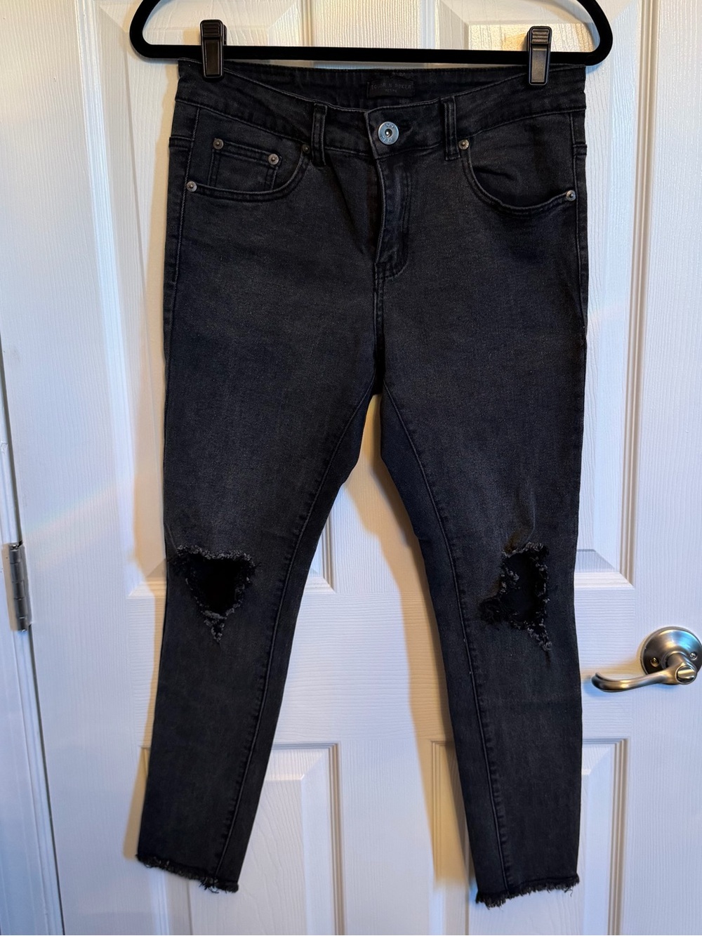 Women's Black Distressed Skinny Jeans - Ripped Knee Stretch Denim (petite)